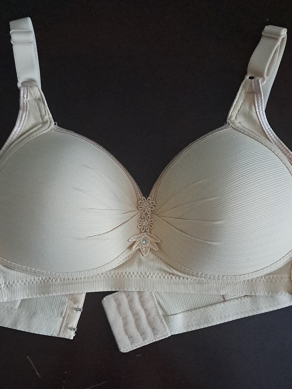 Light Cream Smooth Full-Coverage Women’s Bra with Floral Center